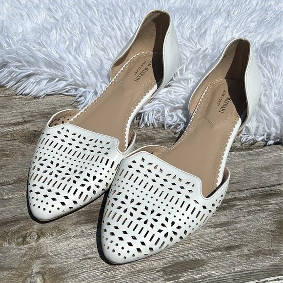 Isaac Mizrahi White Perforated Pointed Toe Flat Shoes Size 9.5 - Picture 1 of 13
